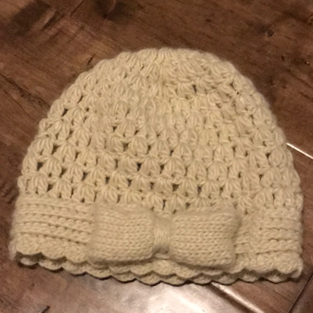 Knitted hat with a bow